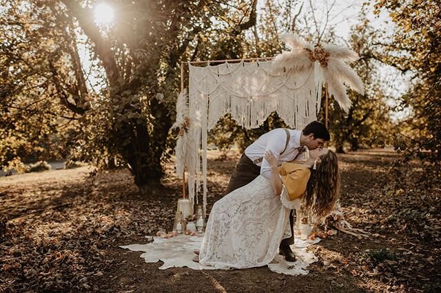 All the love for this amazing weekend to come. Hope you all stay snuggled by the fireplace dreaming of all your perfect wedding plans. 📷 @mnyphotos .
.
.
Rentals- @urbancreativepnw Paper- @goldenhourpaper Dessert- @mamajenpdx Dress- @flutterdress Mo