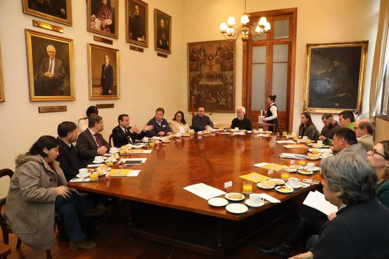 Encuentro con alcaldes y autoridades municipales Puentes UC