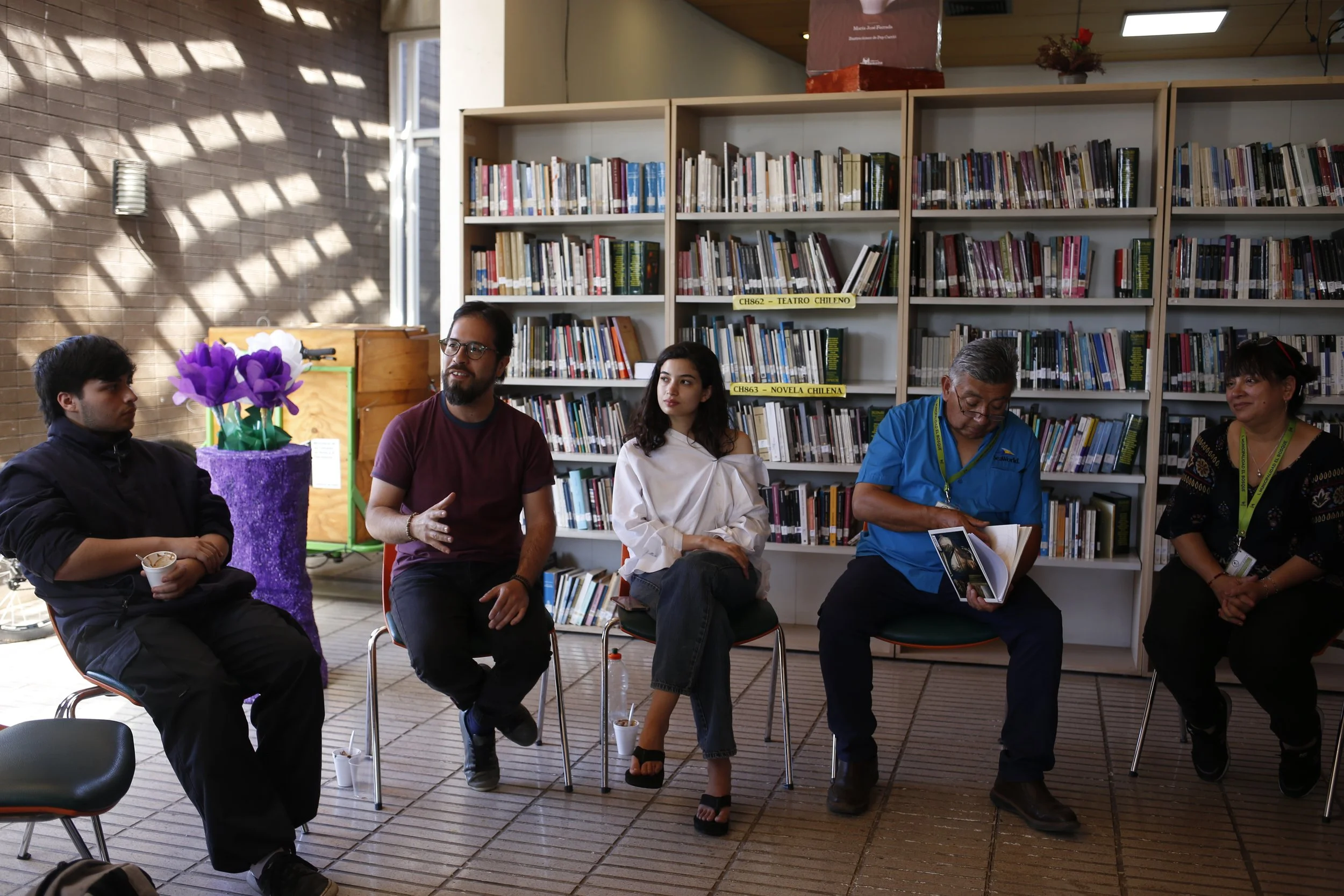 Taller de Poesía y Collage en la Biblioteca de El Bosque: Un espacio para la creatividad literaria y artística