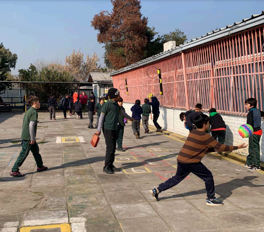 Intervenciones en patios para promover actividad física de estudiantes en recreos