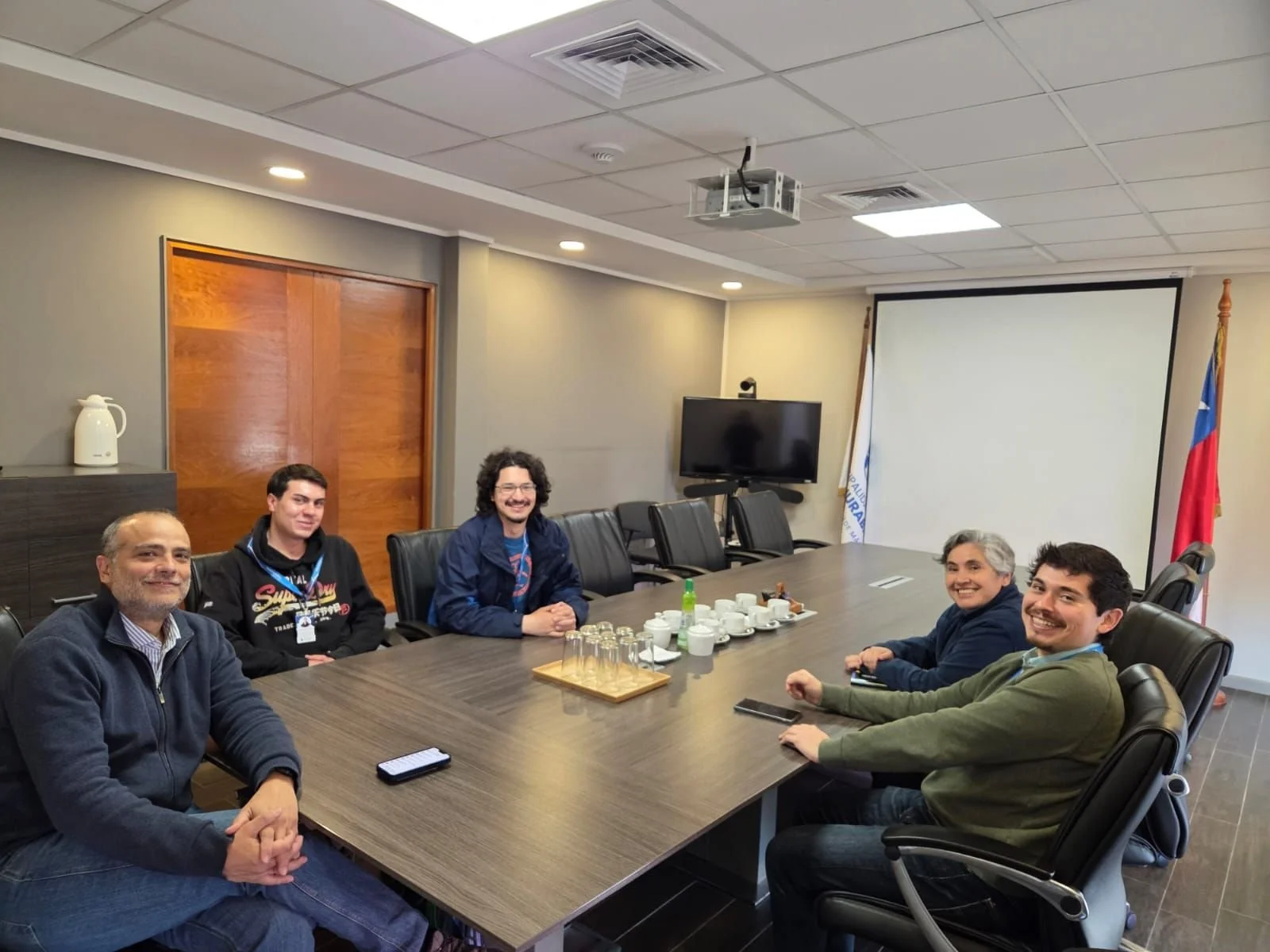 Estudiantes de Ingeniería realizan catastro de 11 mil tapas de cámaras de seguridad en Huechuraba