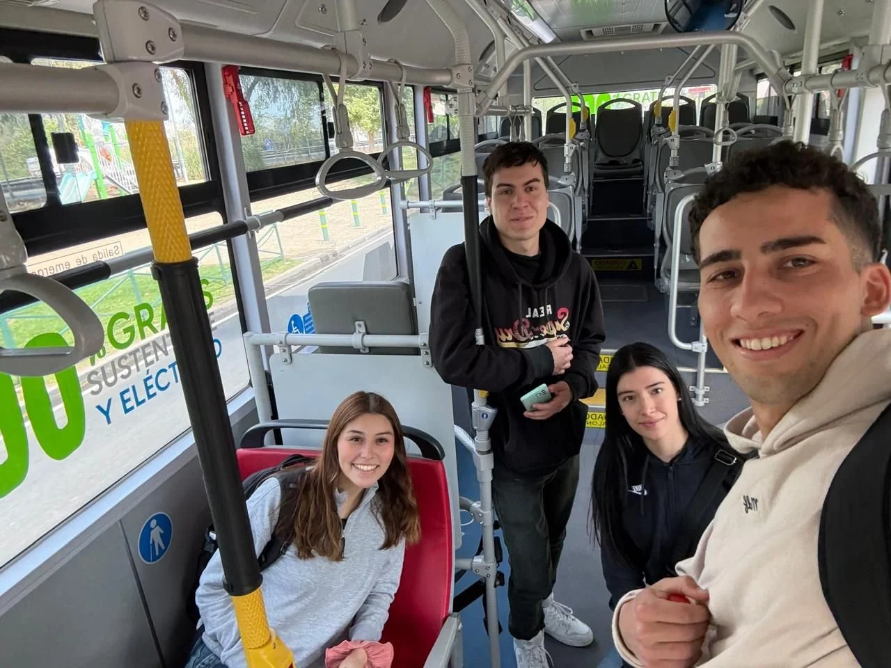 Estudiantes evalúan el nuevo servicio de buses eléctricos de Huechuraba