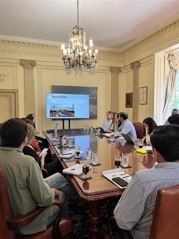 Alcalde de Providencia recibe propuesta para revitalizar el sector de Plaza Atria