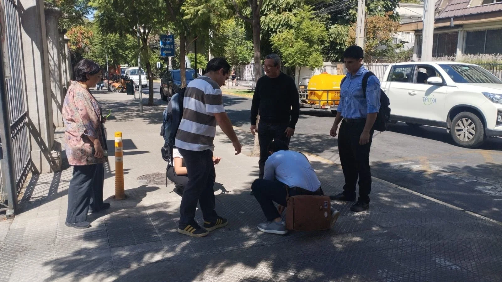 Estudiantes participan en proyecto de recuperación de baldosas urbanas en Providencia