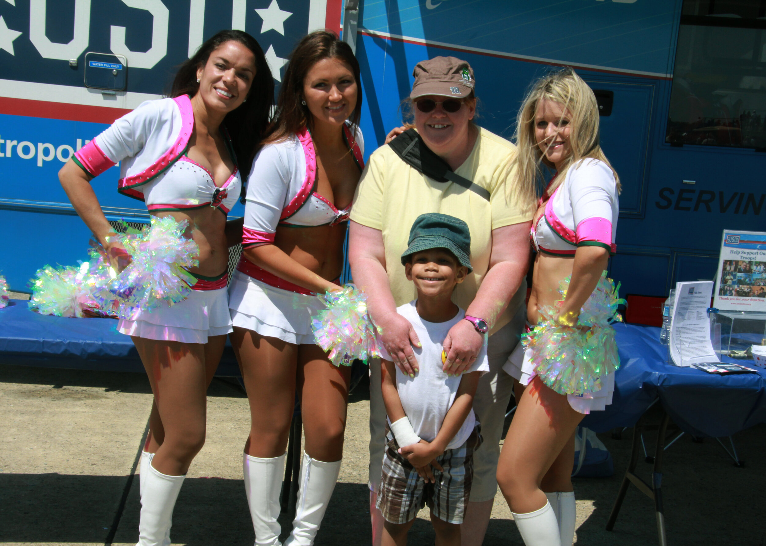 SMILING KID WITH AMERICAN SWEETHEARTS