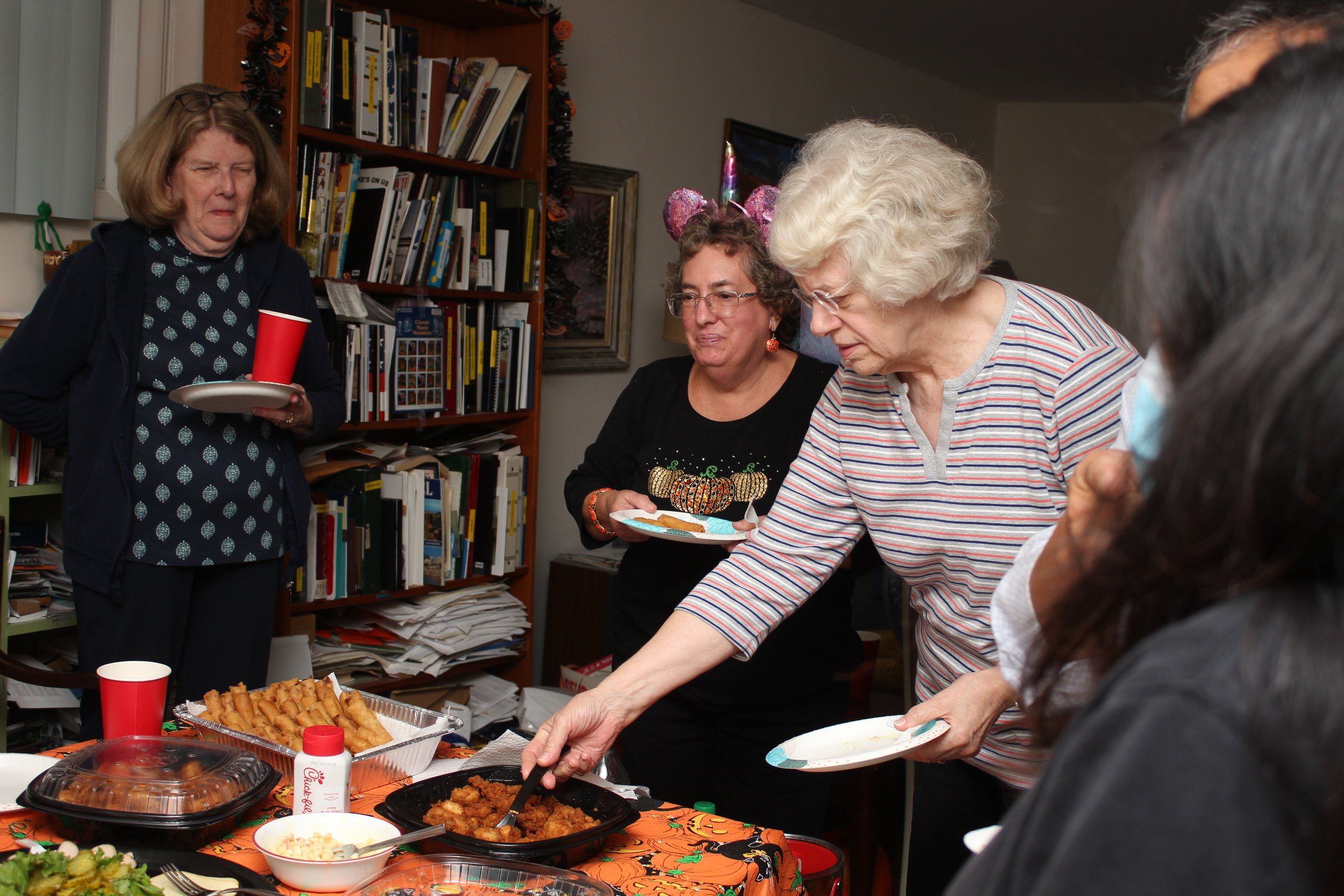 Suzanne gets food with Karen and Eddie