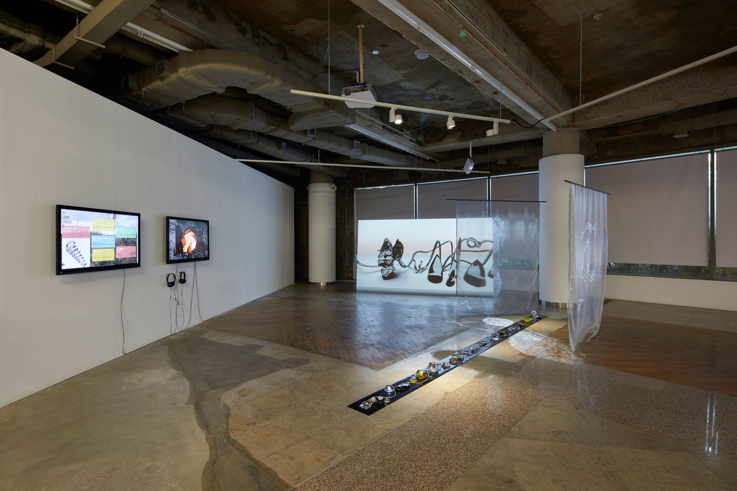  Edge Effects: Active Earth. Left: mirko nikolic, “Lives of Metals: we 💓 copper &amp; copper 💓 us”, website, 2015; “mineralizacija”, video, 2016. Front: Tuomas A. Laitinen, “Liminal Cluster”, video installation, glass and other objects, 2017. Photo