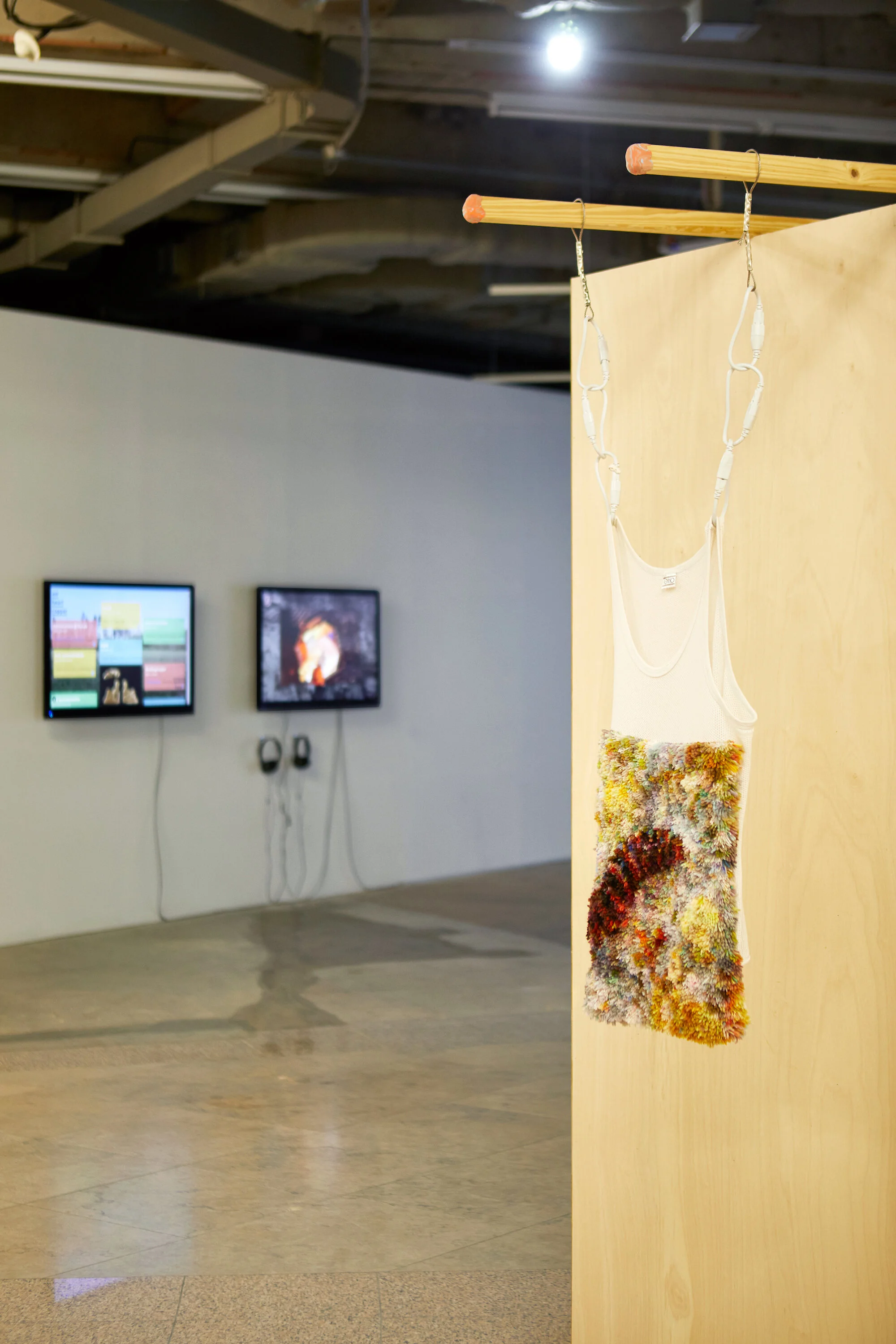  nabbteeri, ‘Thinking of Invertebrates’. Video installation with drawings, textiles, sea sponges, debris found from the museum’s surroundings during the installing, and other materials. 2017. Photo: Jeonje Kim. 