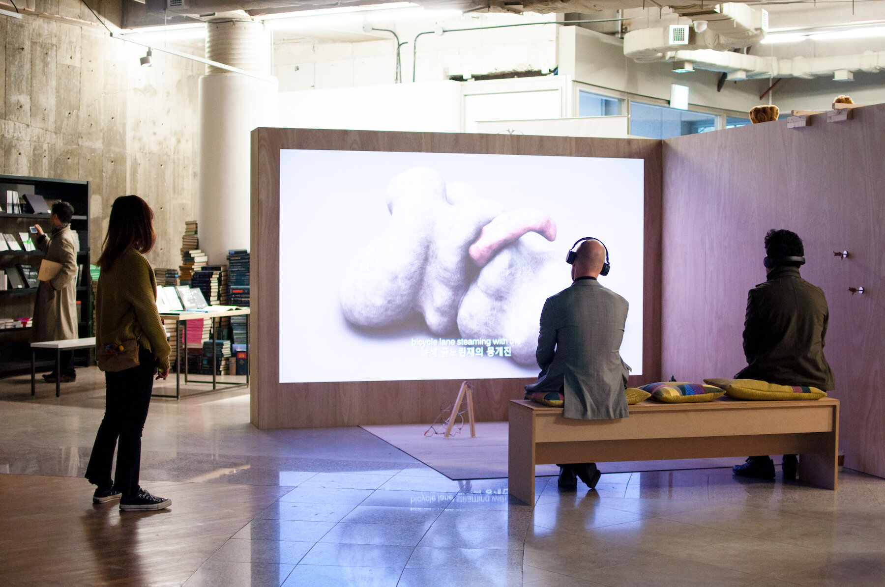  nabbteeri, ‘Thinking of Invertebrates’. Video installation with drawings, textiles, sea sponges, debris found from the museum’s surroundings during the installing, and other materials. 2017. Photo: Salla Lahtinen / HIAP. 