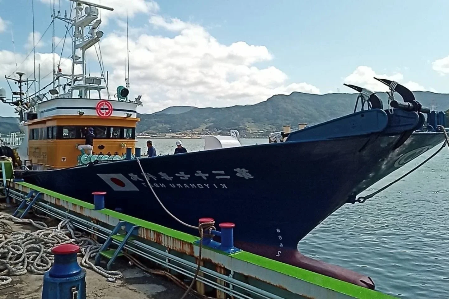   灯船：第27喜代丸 (85t)   魚の群れを探索したり、集魚灯を焚くための船 