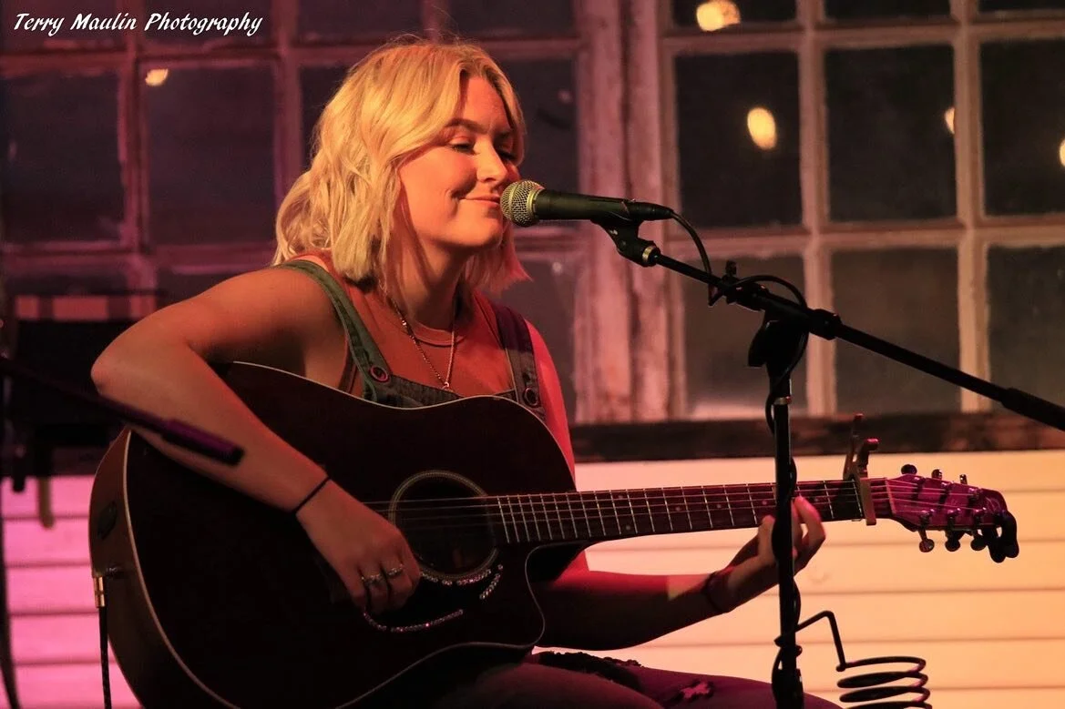 I&rsquo;ve got a lot of shows comin up for October that I&rsquo;m pretty excited about! Mark your calendars 🤎
10.14 @inajamdownbytheriver festival&hellip; get your tickets!!! 
10.21 @thearborsroundtop 
10.21 @roundtopbrewing 
10.27 @pedernalestradin