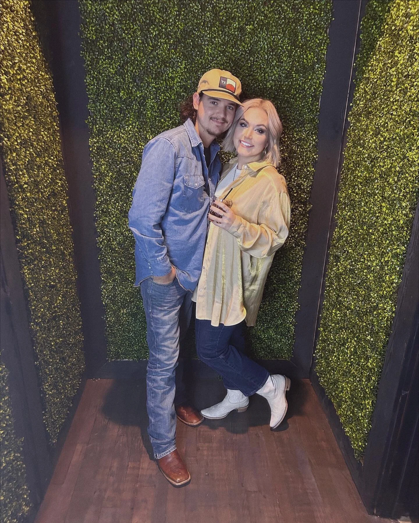 Obsessed with u
&bull;
&bull;
Peep my favorite @lane.official boots 🖤