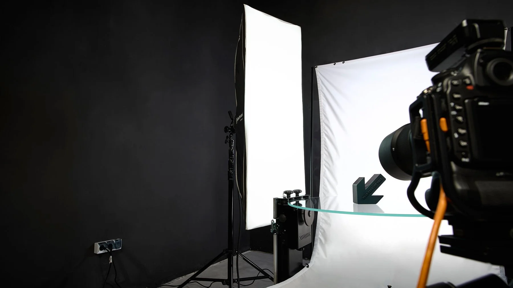 360° TURNTABLE SPINS