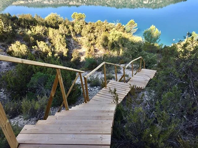 There's a lady who's sure
All that glitters is gold
And she's buying a stairway to heaven
When she gets there she knows
If the stores are all closed
With a word she can get what she came for
Oh oh oh oh and she's buying a stairway to heaven
There's a