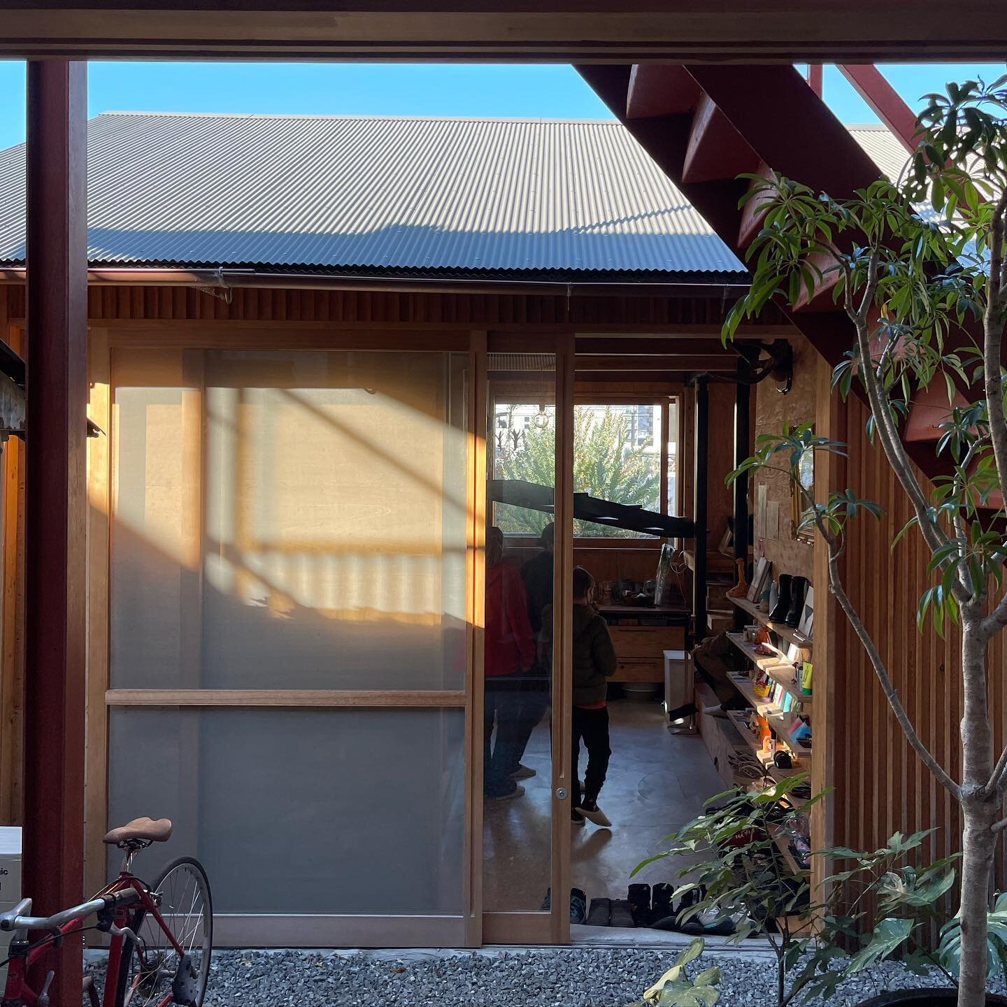 Today we were invited on the most fabulous architectural roadtrip one can imagine by the Japanese architect Norio Yoshinaga of Osaka. 

First stop was to visit a house he and his friend, artist and owner Gonda has transformed into a home and a studio