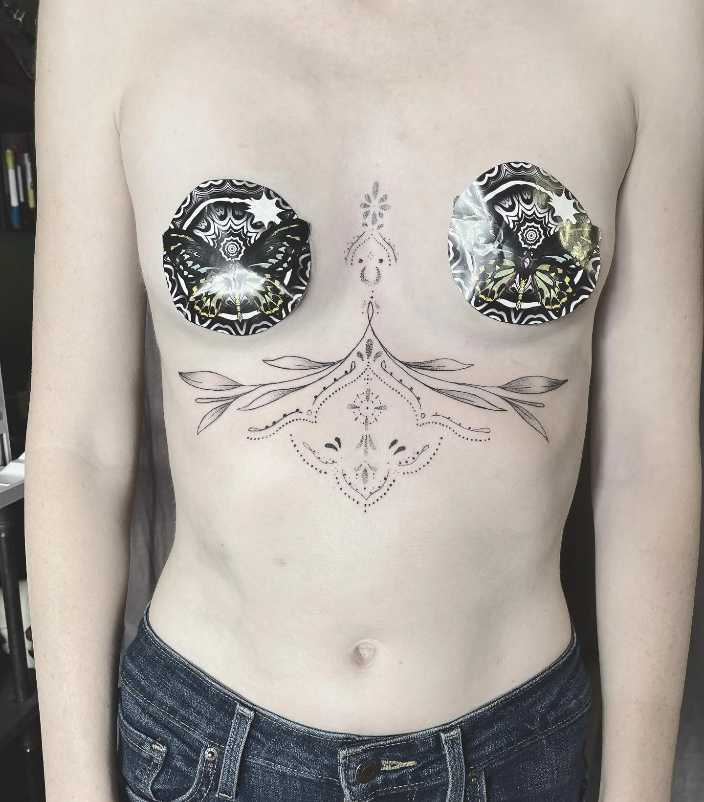 Small elegant decor Follow me on Instagram @starchildtattoo and our shop @outerdarknessstudio to book and appointment you can go to OUTERDARKNESSTATTOO.COM under the menu select &lsquo;BOOK WITH KAT&rsquo; or text me 8013896983 .⁣
.⁣
.⁣
.⁣
.⁣
#outerd