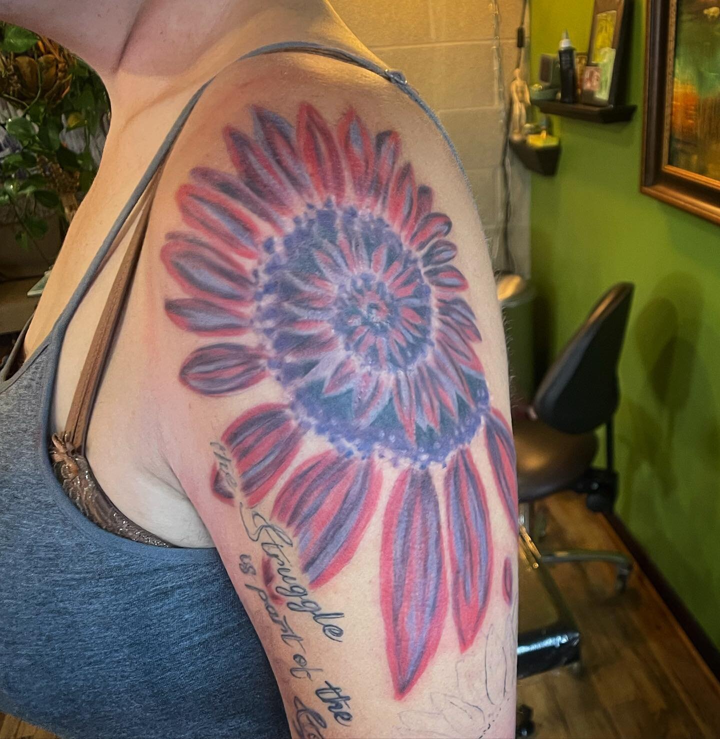Red sunflower 🌻 Follow me on Instagram @starchildtattoo and our shop @outerdarknessstudio to book and appointment you can go to OUTERDARKNESSTATTOO.COM under the menu select &lsquo;BOOK WITH KAT&rsquo; or text me 8013896983 .⁣
.⁣
.⁣
.⁣
.⁣
#sunflower