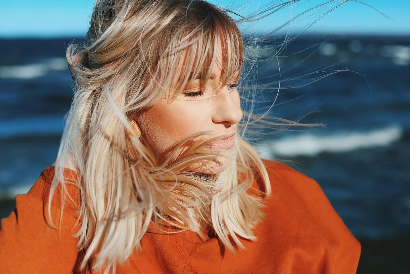 This morning I went with Hanna to the coast line in -1 degree weather which I don&rsquo;t think we were dressed well enough for. Swipe left 👈🏼 to see more images with eyes closed 😌✨

#portrait #tallinn #tallinnphotographer #vscocam #lookslikefilm 