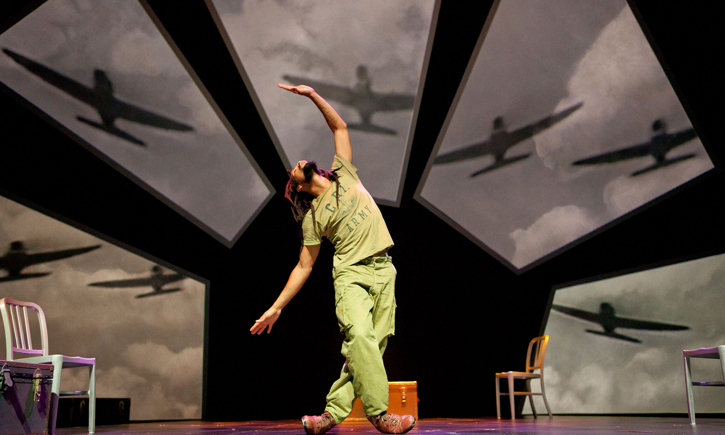 Социальный проект театр. Фото проекция на сцене. Flying Theater. Театральная постановка с фигурами. Видео проекции на сцене летящие люди.