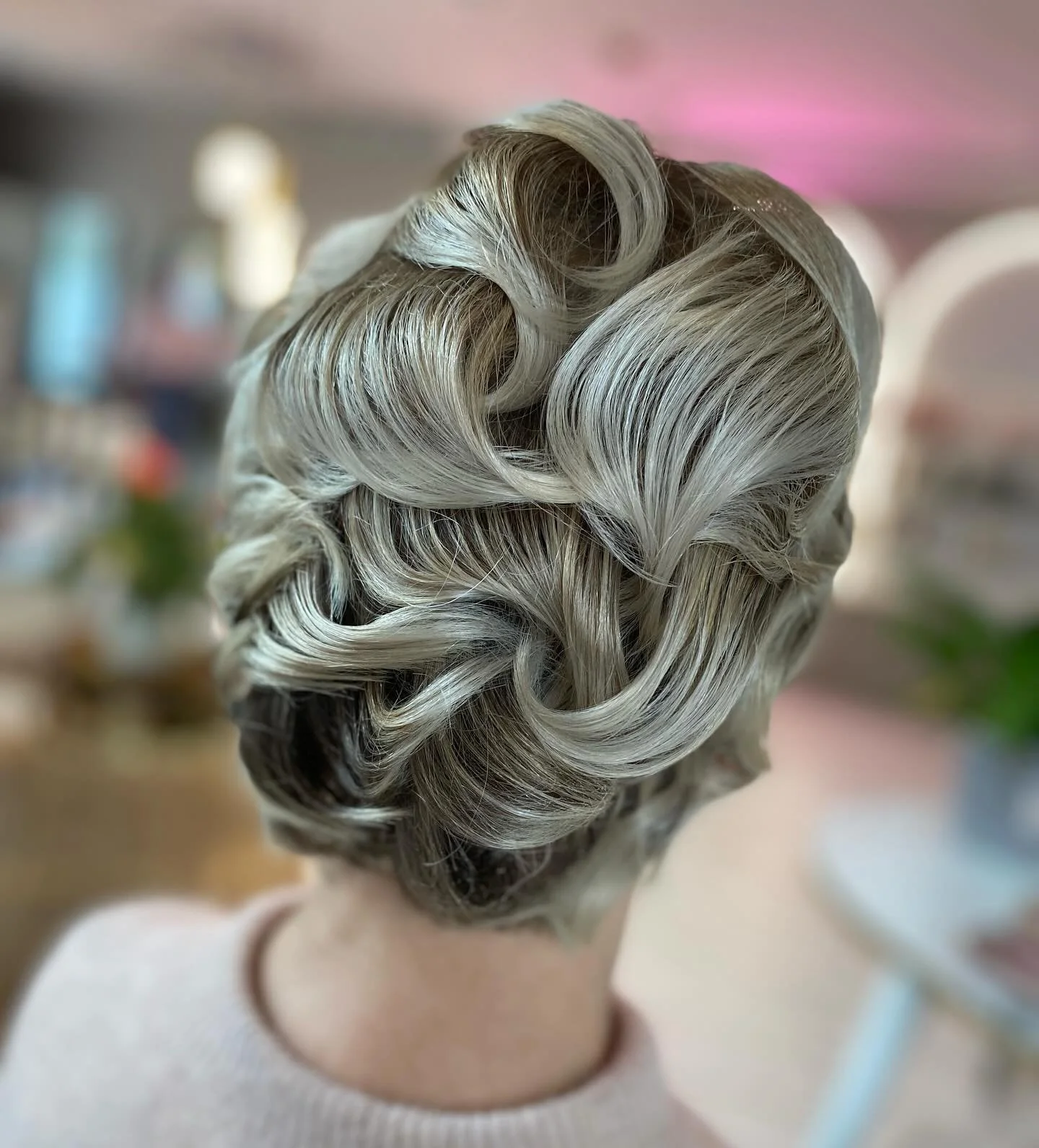 Lyhyeen hiukseen on hieman haastavampi rakentaa juhlava kampaus mutta juuri siksi —-> Shortcut 🔥#shorthair #hairstyle #juhlakampaus #vainparastahiuksillesi #juhlakampaus