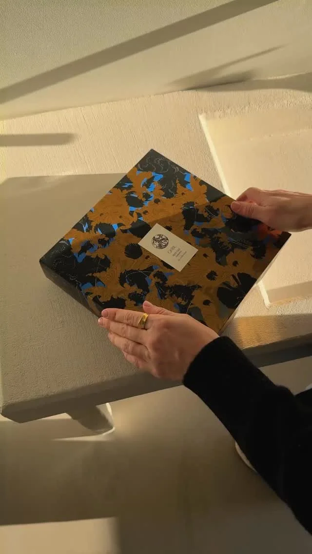 ✨ Kultapölyä Gold Lust -faneille! ✨
Esittelyssä limited edition Gold Lust Collection, jonka ainutlaatuisen pakkauksen on suunnitellut suomalainen taiteilija Kustaa Saksi.
Mitä setti sisältää?
💛 Gold Lust Shampoo