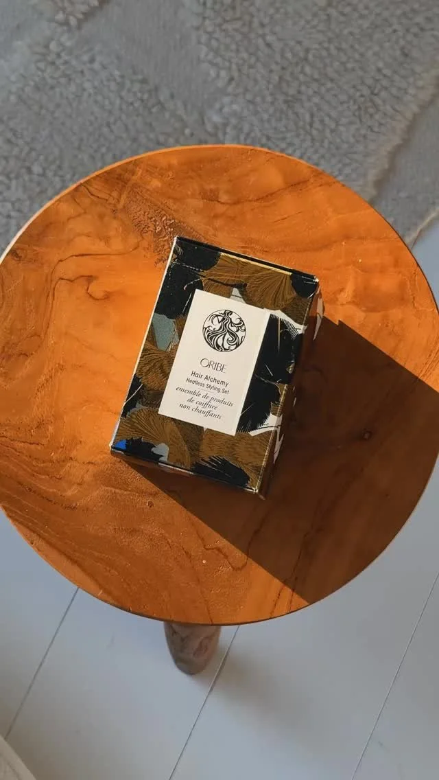 ✨ Hair Alchemyn taikaa ✨
Tutustu luksusmerkki Oriben Hair Alchemy Heatless Styling Set -lahjapakkaukseen, joka sisältää matkakoot Resilience Shampoosta ja Conditionerista sekä eksklusiivisen matkakoon Heatless Styling Balmista &n