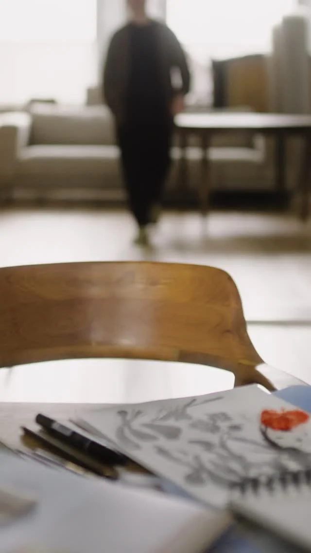 ✨ Vain pieni vilahdus… ✨
Jotain todella kaunista on tulossa – tänä vuonna Oriben Holiday-kokoelman pakkaukset on suunnitellut suomalainen taiteilija Kustaa Saksi. Pysy kuulolla ja anna itsesi ihastua! 🎁