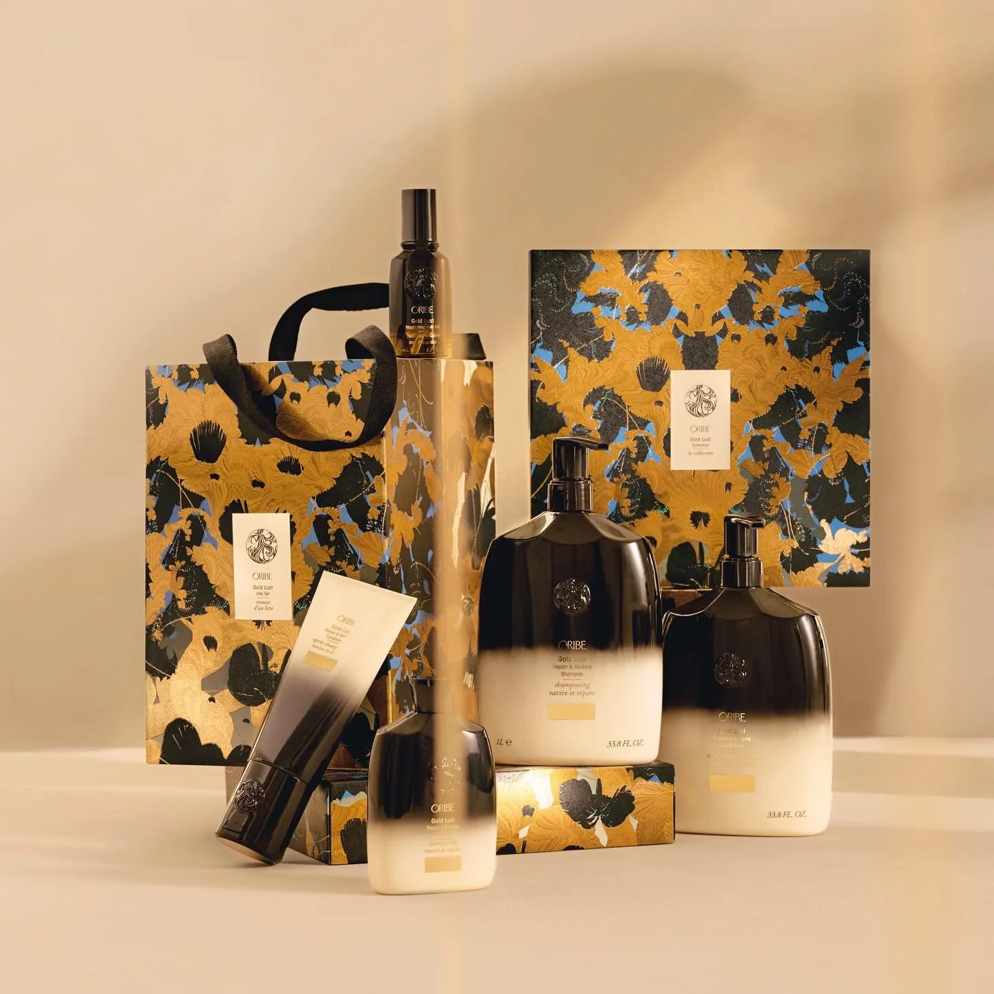 Nyt on ainutlaatuinen tilaisuus juhlistaa suomalaista käsityötä ja taidetta!
Oribe x Kustaa Saksi Holiday 2025 pakkaukset pian salongeissamme ja verkkokaupassa 🤩
Oribe tuo esille käsityötaitoa ja poikkeuksellista taiteellis