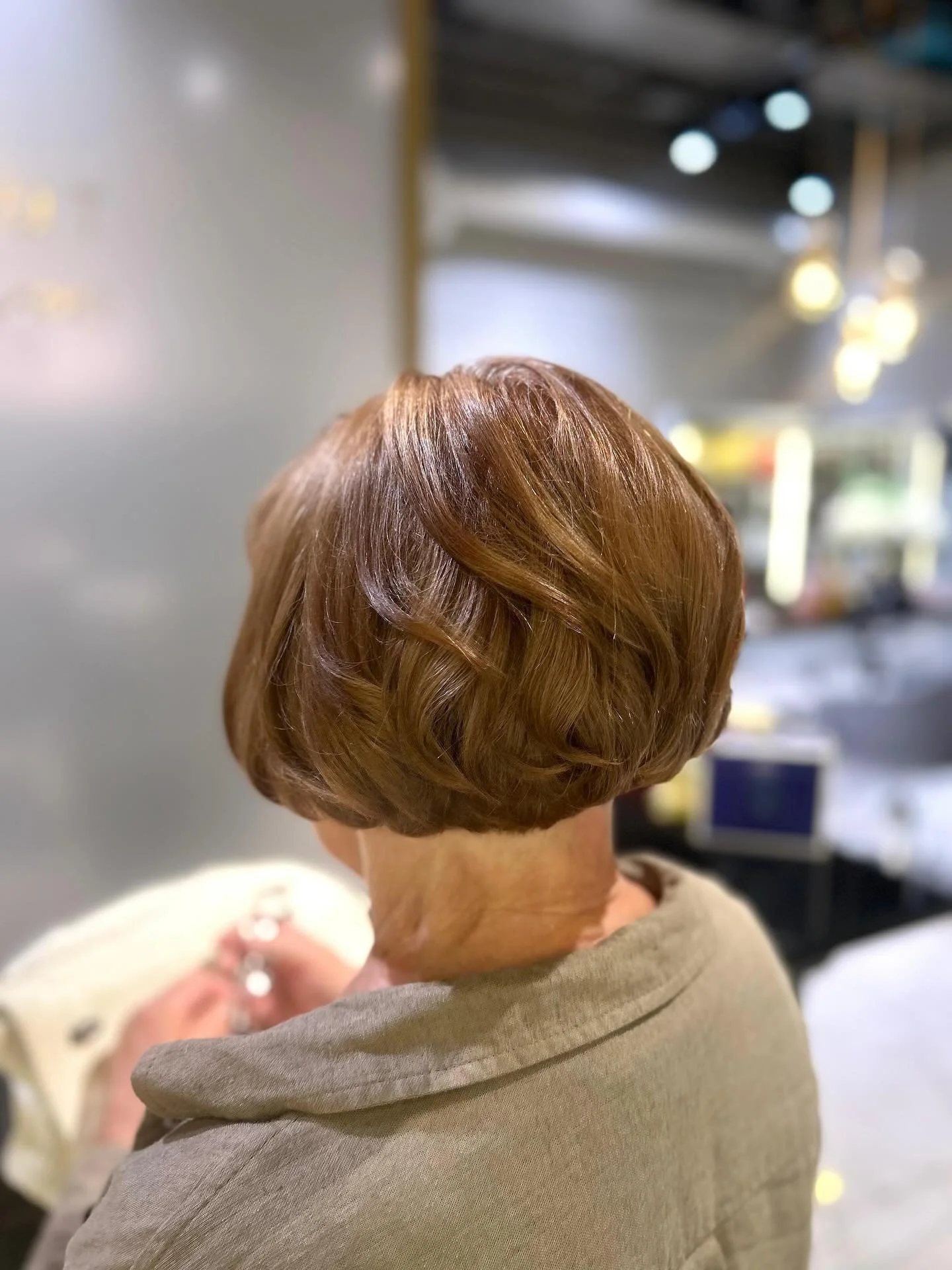 Hyvin leikattu naisten hius Shortcut Stockmann -pisteessämme!
Kampaamoleikkaus-palveluumme kuuluu aina:
💆‍♀️ hiusten pesu
✂️ hiusten leikkaus
🌬️ muotoon kuivaus
🌟 viimeistely laadukkailla tuotteilla
Tässä tyylissä klassin