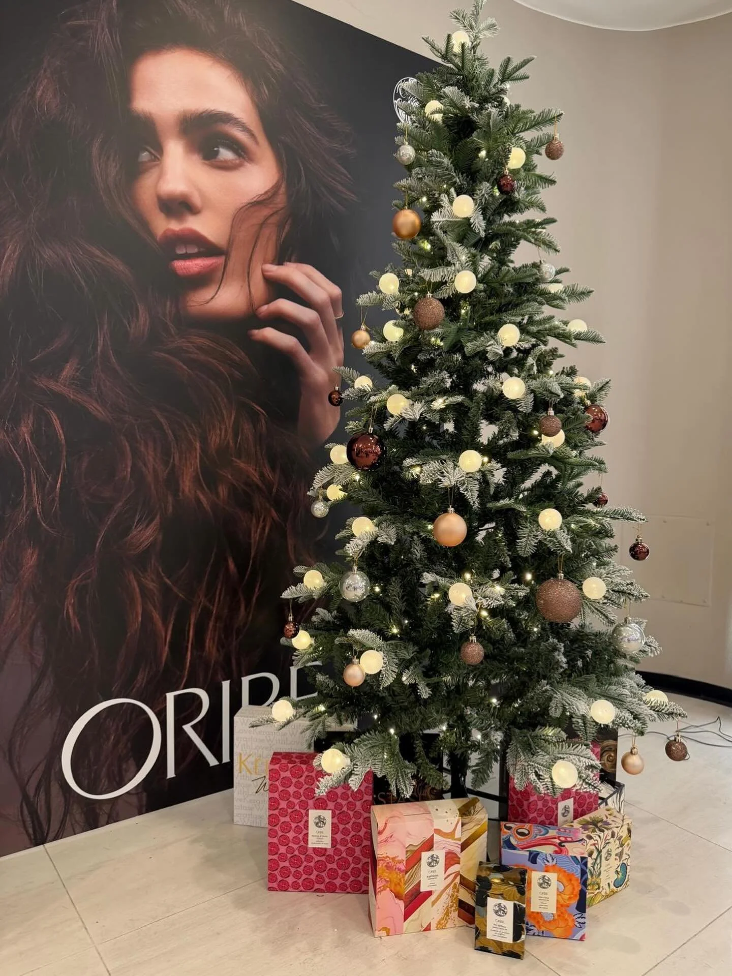 🇫🇮 Itsen&auml;isyysp&auml;iv&auml;n kauneutta &amp; juhlatunnelmaa 🇫🇮

T&auml;n&auml;&auml;n kaikki Shortcutin kuusi salonkia palvelevat teit&auml; juhlap&auml;iv&auml;n loistossa.
Tiimimme loihtii kauniita kampauksia, laineita ja upeita lookeja 