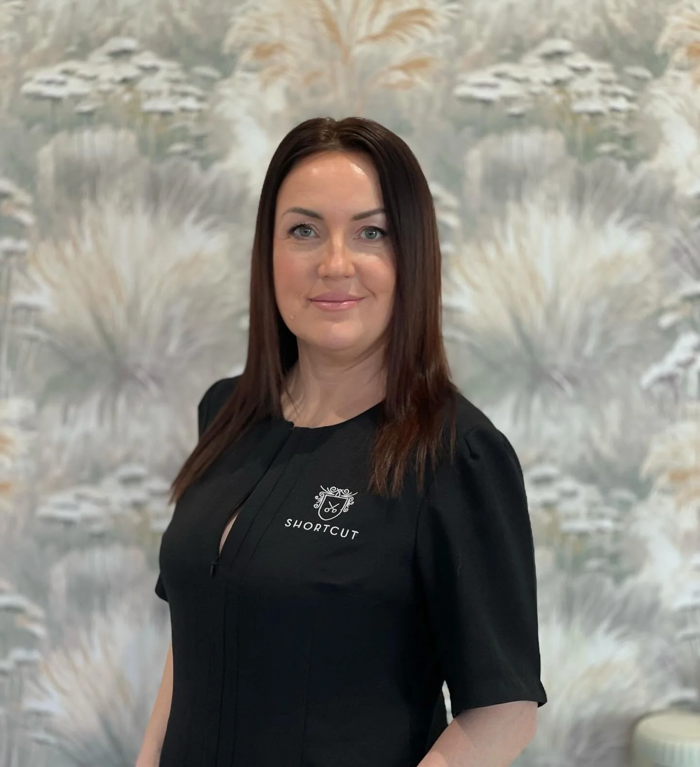 Elena &ndash; parturi-kampaaja / hair stylist 🇫🇮🇬🇧

Elena on kokenut ammattilainen, jolla on yli 12 vuoden kokemus kampaajan ty&ouml;st&auml; ja vahva, varma ote tekemiseen. Pitk&auml; ura ja monipuolinen kouluttautuminen n&auml;kyv&auml;t ty&oum