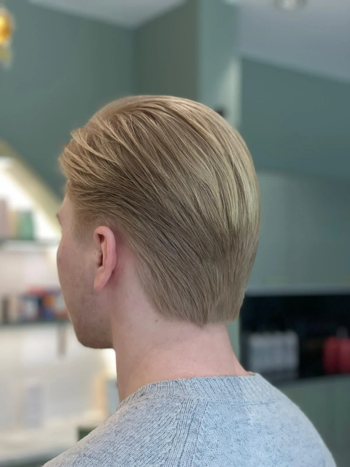 Huoliteltu parturointi ei ole pelkk&auml; leikkaus &ndash; se on kokonaisvaltainen kokemus. ✂️

Elenan parturointiin kuuluu aina hiusten pesu, rentouttava hiuspohjan hieronta sek&auml; viimeistelty muotoilu. Lopputulos ei ainoastaan n&auml;yt&auml; h