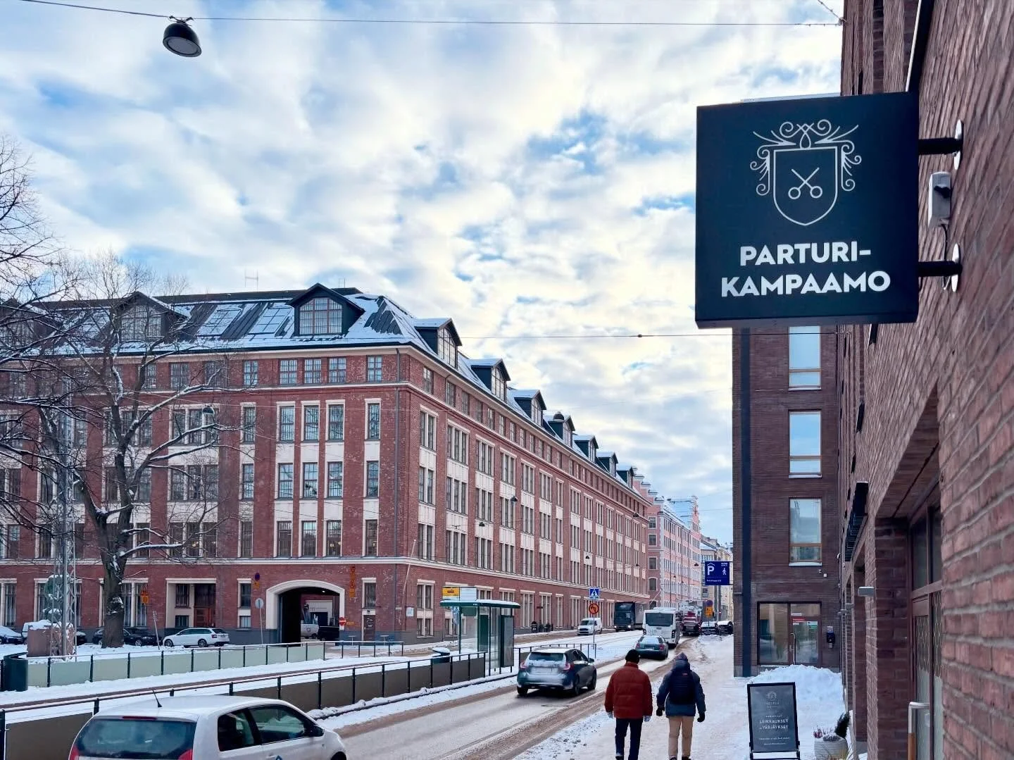 Tervetuloa upeaan Shortcut TELAKKARANTA -salonkiin Helsingin Punavuoressa! Kokeneet parturi-kampaajat palvelevat kuutena p&auml;iv&auml;n&auml; viikossa, ja paikalle p&auml;&auml;see helposti niin ratikalla kuin autollakin. Vain parasta hiuksillesi. 