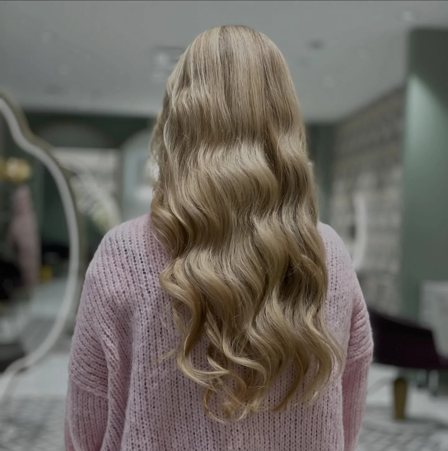 Luonnolliset raidat ja s&auml;vytys caramel blonde 👌🏼☀️
Tehnyt Elena

#caramelblonde #raidathelsinki #kampaamopunavuori #vainparastahiuksillesi