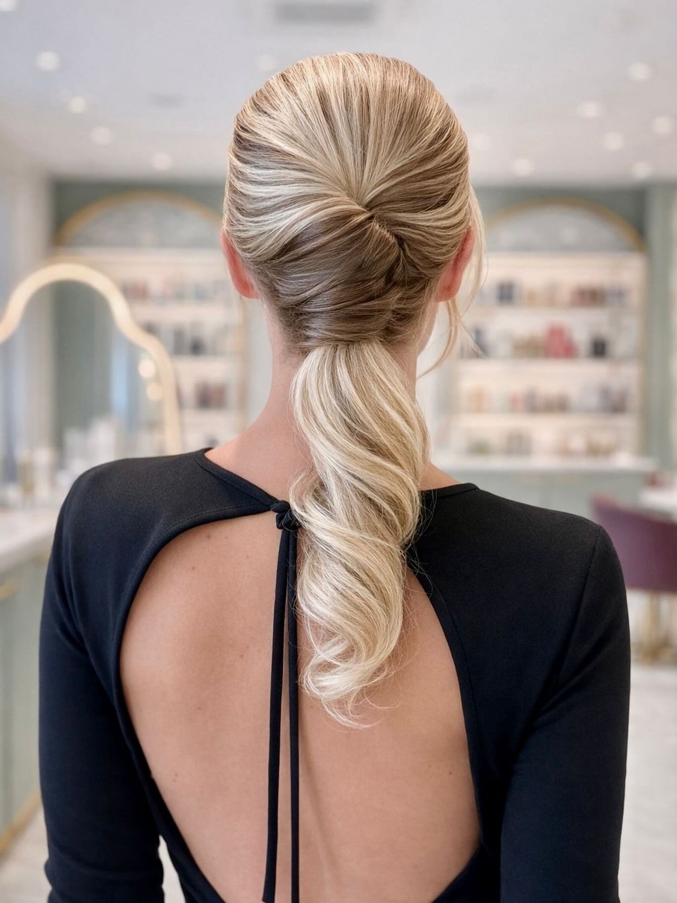 Hiukset ovat enemm&auml;n kuin pelkk&auml; kampaus &ndash; ne ovat osa naisen ilmett&auml;, itsevarmuutta ja naisellisuutta.

Huolellisesti tehty kampaus viimeistelee kokonaisuuden ja tuo esiin kantajansa parhaat piirteet. 
Se on kuin kruunu, joka t&