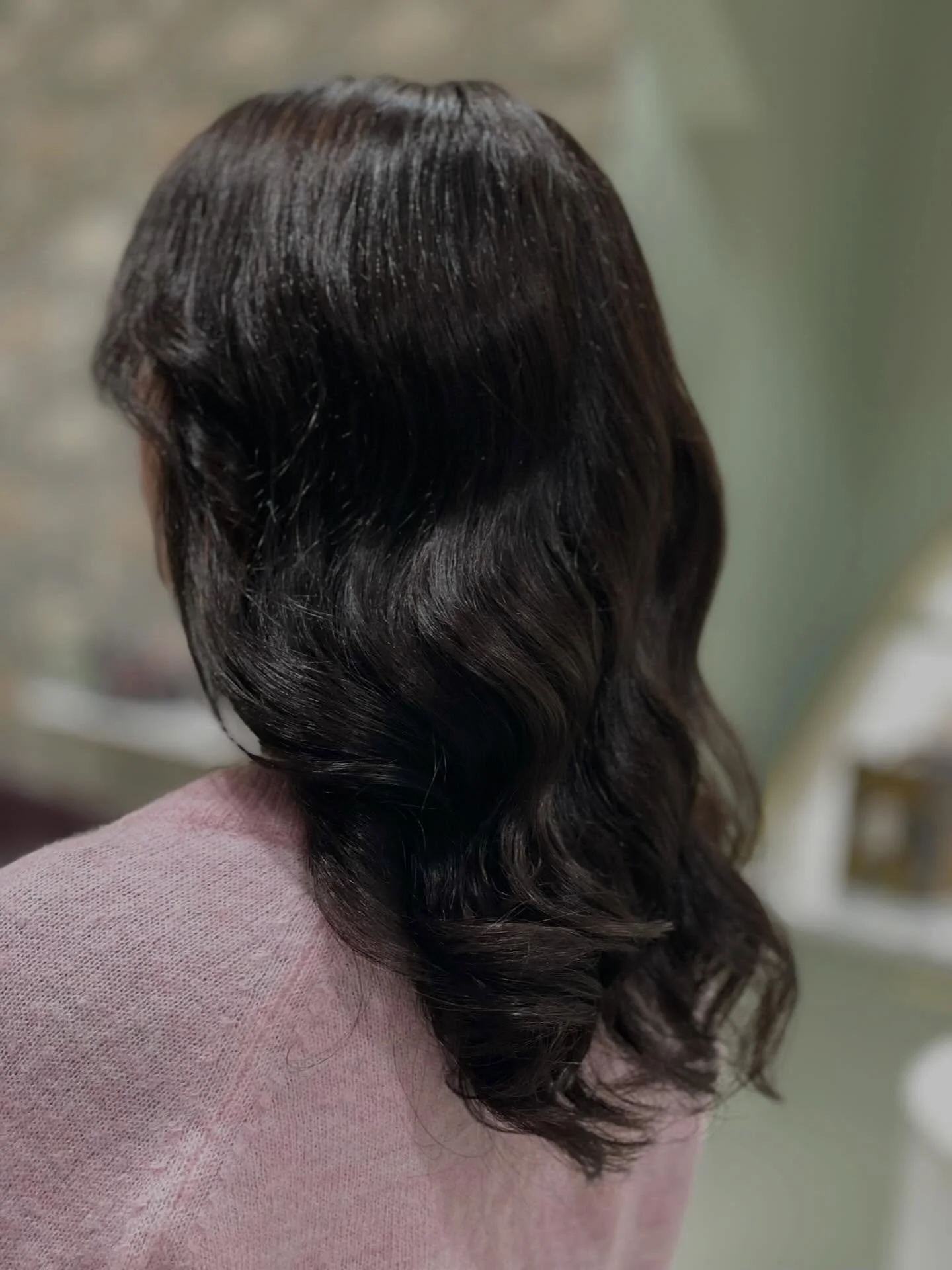 Ajatonta kauneutta&hellip; 🤎
Klassinen tummanruskea hiusv&auml;ri, Oribe hiushoito ja oikeat kiiltoa tuovat l&auml;mp&ouml;suojatuotteet viimeistelyyn ✨ 

Tehnyt Elena / Shortcut Telakkaranta

#brunette #brownhair #kampaamopunavuori #hiushoito #vain