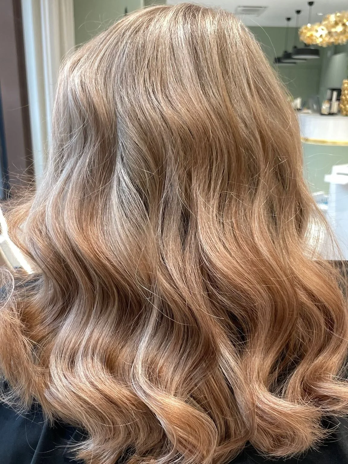 Kun hiusv&auml;ri ei en&auml;&auml; palvele, on aika luoda jotain kauniimpaa tilalle ✨

Kampaajamme Elena toteutti upean, harkitun muutoksen asiakkaalle, joka oli pitk&auml;&auml;n kokenut liian tumman s&auml;vyn raskaaksi &ndash; erityisesti silloin