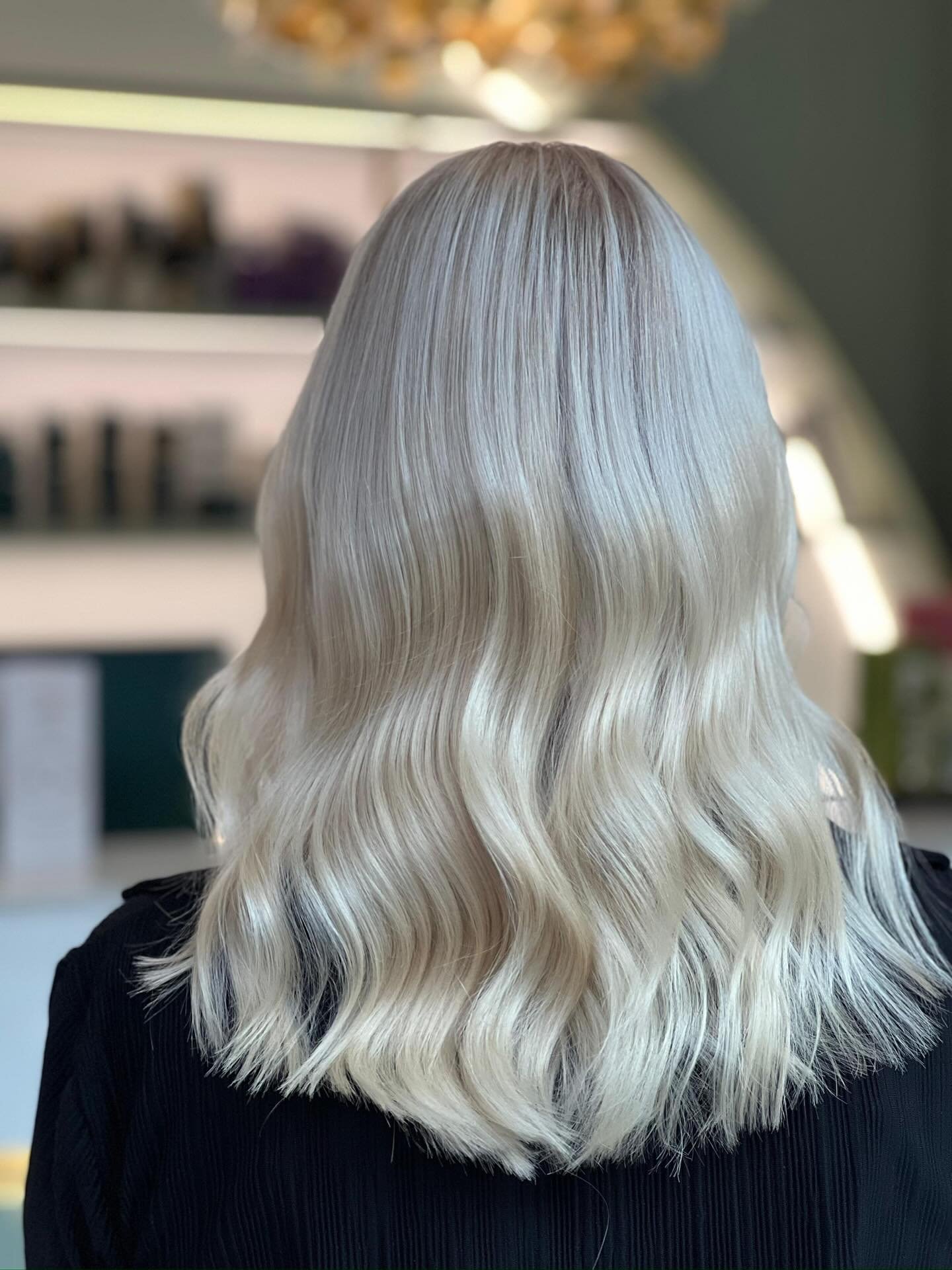 T&auml;t&auml; vaaleaa ei voi olla ihailematta 🤍

Raikas, kirkas ja pehme&auml;n helmi&auml;inen vaalea, jossa s&auml;vy pysyy puhtaana mutta lopputulos n&auml;ytt&auml;&auml; silti el&auml;v&auml;lt&auml; ja ylelliselt&auml;. Toteutettu hoitavilla 