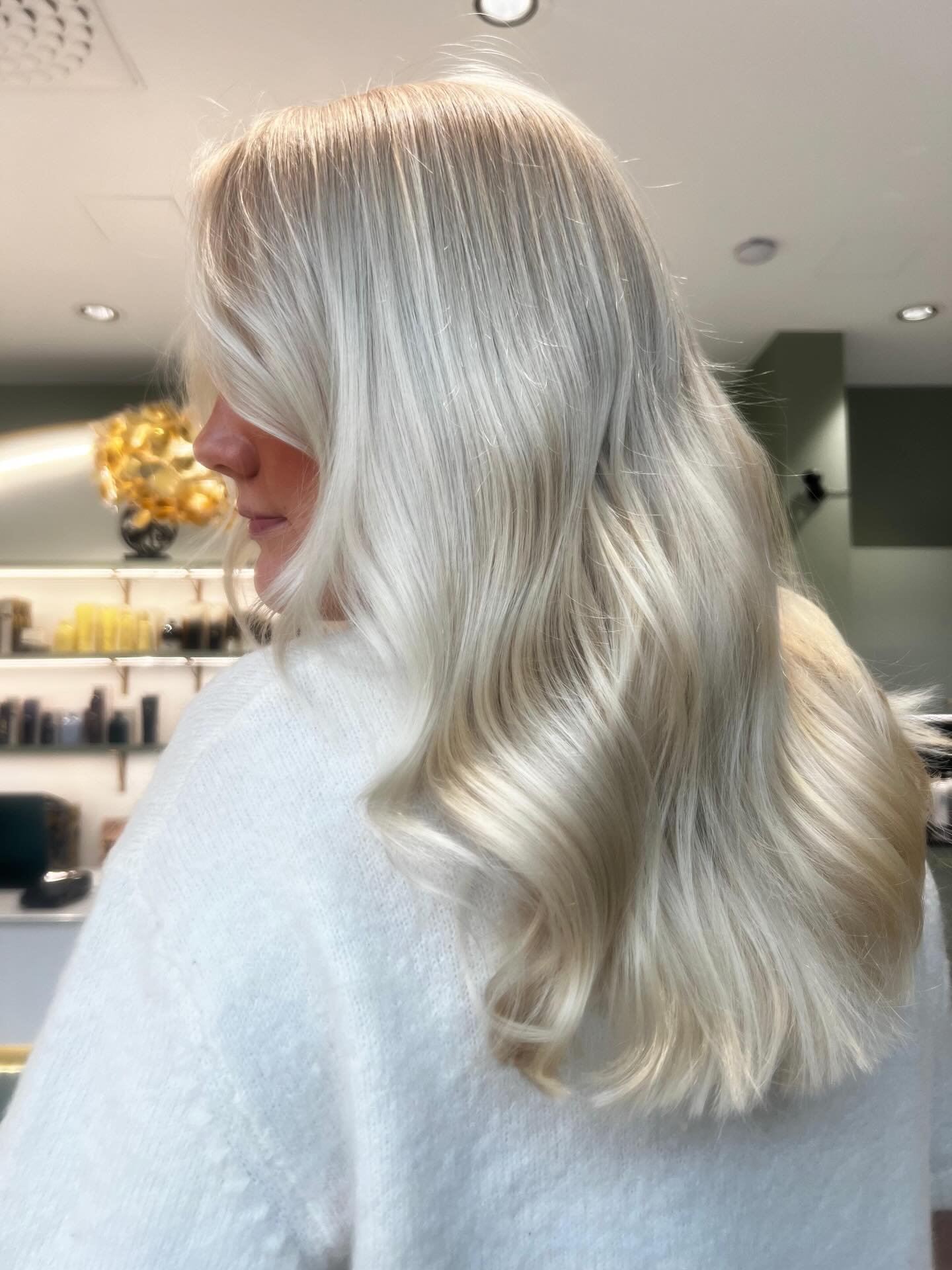When blonde is this clean 🤍✨

Puhtaat, kirkkaat raidat ja pehme&auml;, ylellinen blondi viimeistely.

T&auml;ss&auml; ty&ouml;ss&auml; k&auml;ytettiin Goldwell SilkLift Pearl -vaalennusta, joka auttaa tekem&auml;&auml;n tasaisen, puhtaan vaalean lop