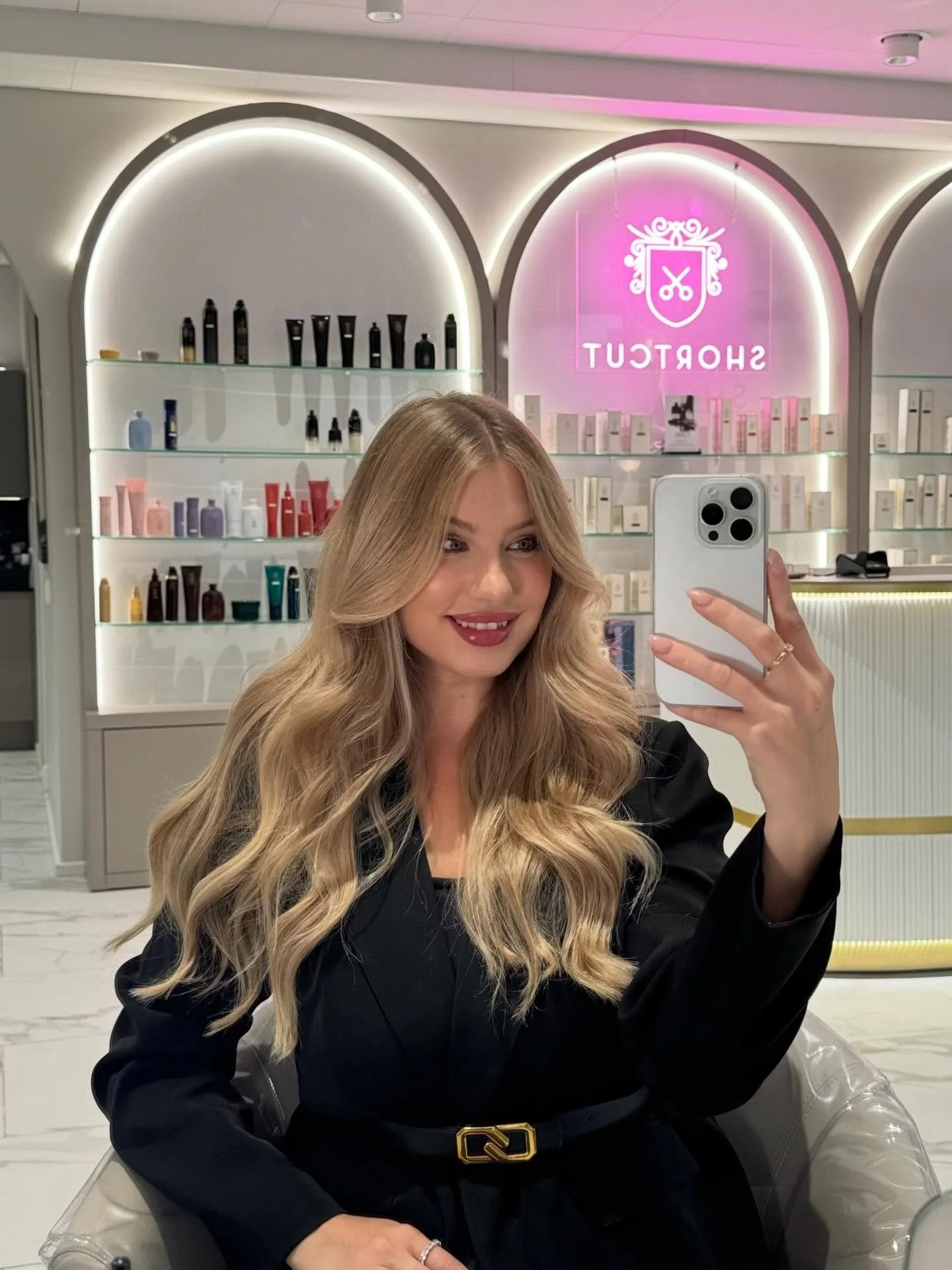 Pitk&auml; yhteisty&ouml; tuntuu aina erityiselt&auml; 💗

On ollut meille ilo ja kunnia saada huolehtia Aadan hiuksista jo pidemm&auml;n aikaa &ndash; kiitos luottamuksesta t&auml;h&auml;nastisesta yhteisty&ouml;st&auml;. 🤍

Shortcut Lauttasaaressa