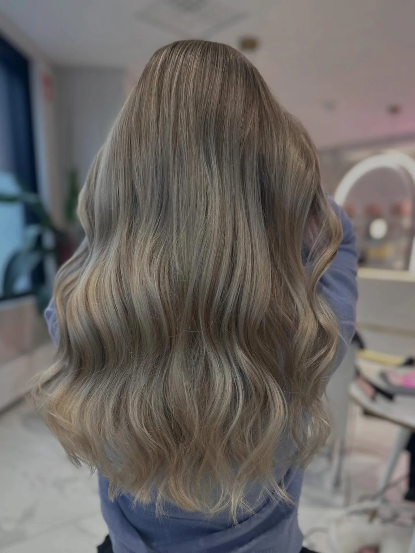 Kev&auml;&auml;n valo her&auml;tt&auml;&auml; hiukset eloon ☀️✨

Siksi raidat ovat yksi kev&auml;&auml;n halutuimmista hiuspalveluista. Kun valo lis&auml;&auml;ntyy, hiusten s&auml;vyt ja vivahteet p&auml;&auml;sev&auml;t oikeuksiinsa &ndash; hienova