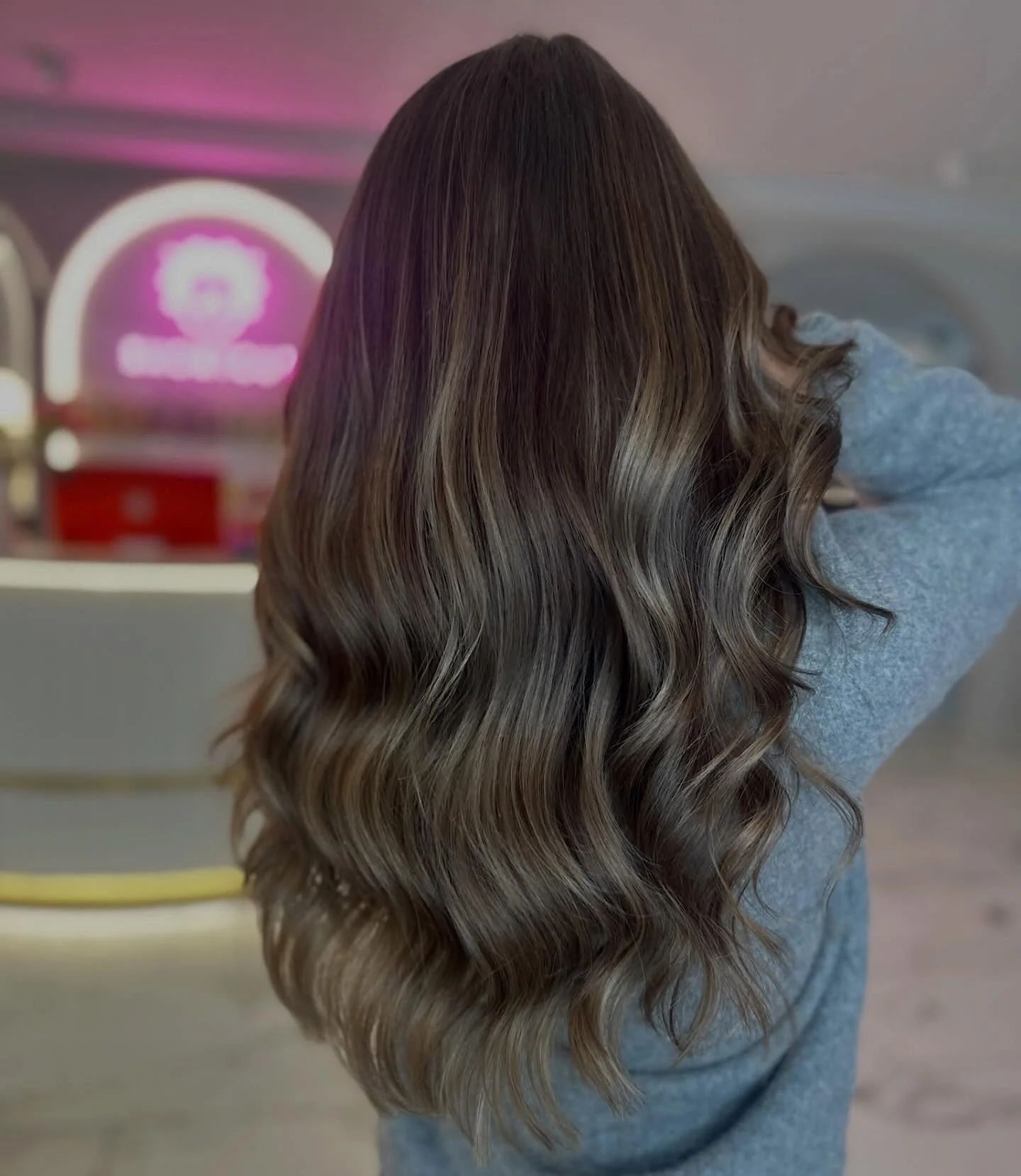 Balayage v&auml;rj&auml;ys on onnistunut kun siin&auml; on syvyytt&auml; ja liikett&auml; &ndash; usein yhdistelm&auml; vaaleampia ja hieman tummempia s&auml;vyj&auml;. Hiukset n&auml;ytt&auml;v&auml;t el&auml;vilt&auml;, eiv&auml;t tasav&auml;risilt