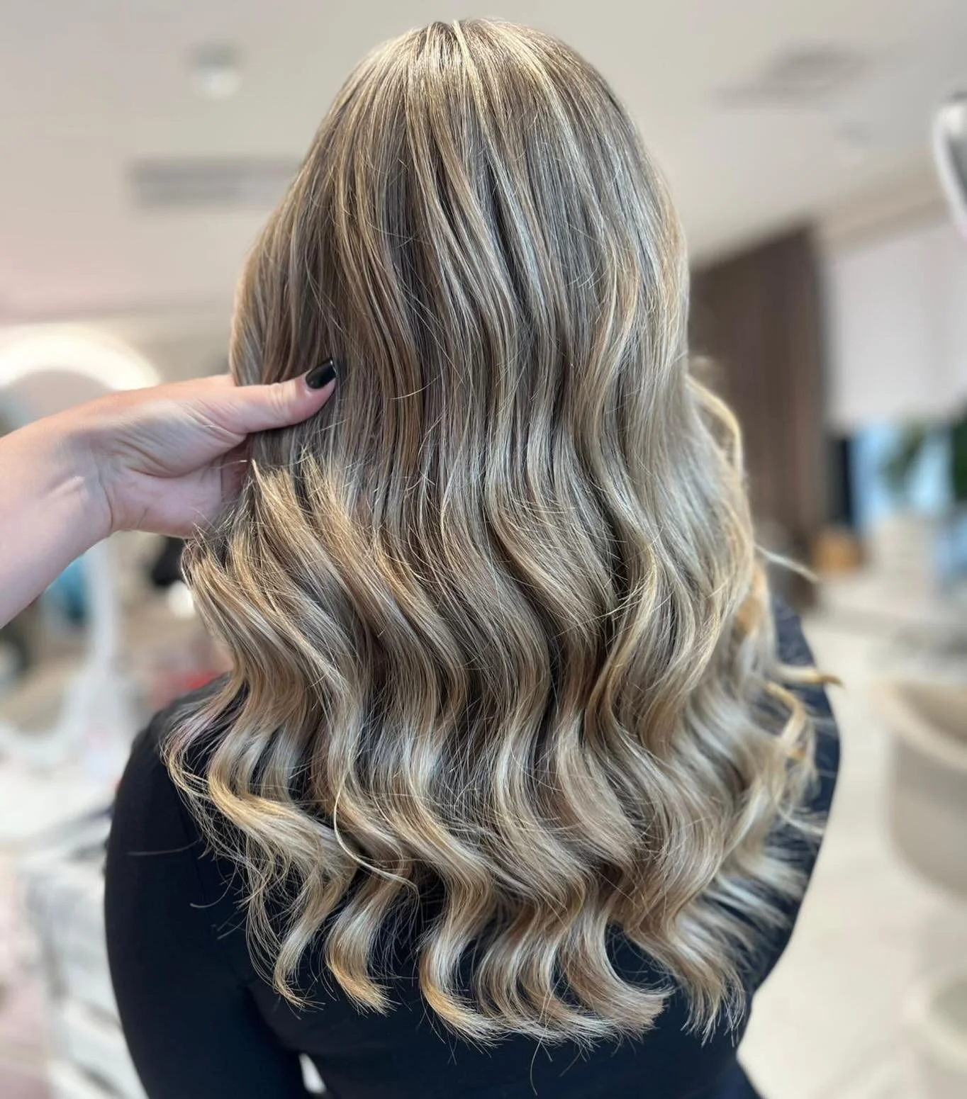 Luonnollinen moniv&auml;ri hiuksiin 🩷
Tehnyt Veera 

#kampaamolauttasaari #raidatlauttasaari #hiusv&auml;ri #moniv&auml;riv&auml;rj&auml;ys #vainparastahiuksillesi