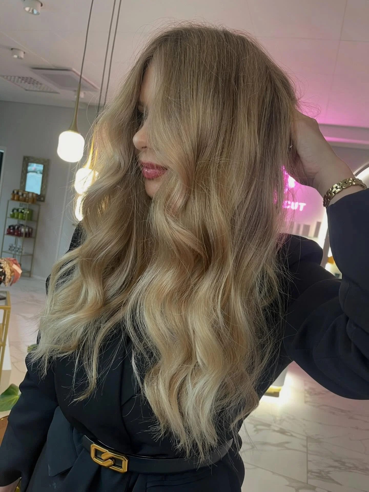 Vaalennusty&ouml;, hiushoito ja viimeistely, siit&auml; on kaunis ja luonnollisen lopputulos tehty 💗 
Tehnyt Ria / Shortcut

#vainparastahiuksillesi #kampaamolauttasaari #raidathelsinki #hiushoito