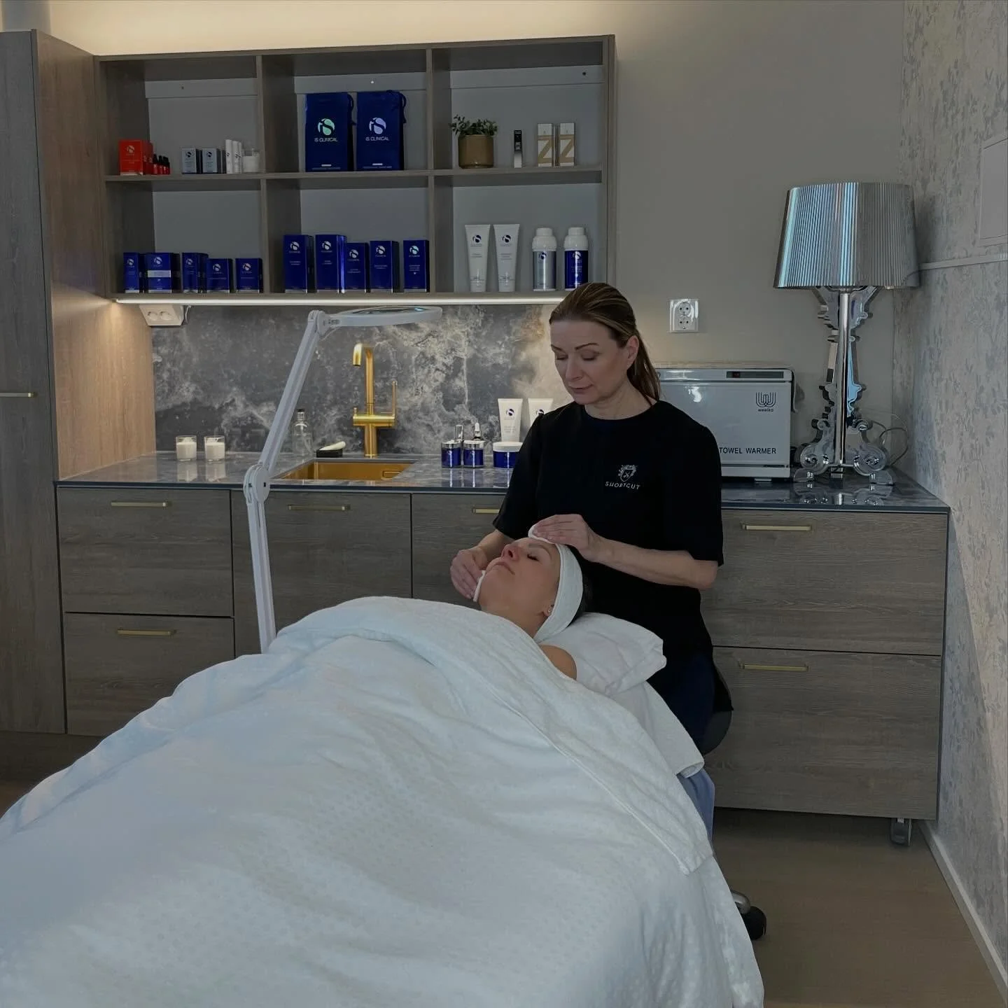 Kauneushoitolassamme aloittaa ty&ouml;ns&auml; eritt&auml;in kokenut Kati &ndash; koulutukseltaan kosmetologi, iho- &amp; SPA-terapeutti, ja on itsekin lauttasaarelainen alkujaan.

Kati tuo mukanaan pitk&auml;n ja monipuolisen kokemuksen Suomesta ja 