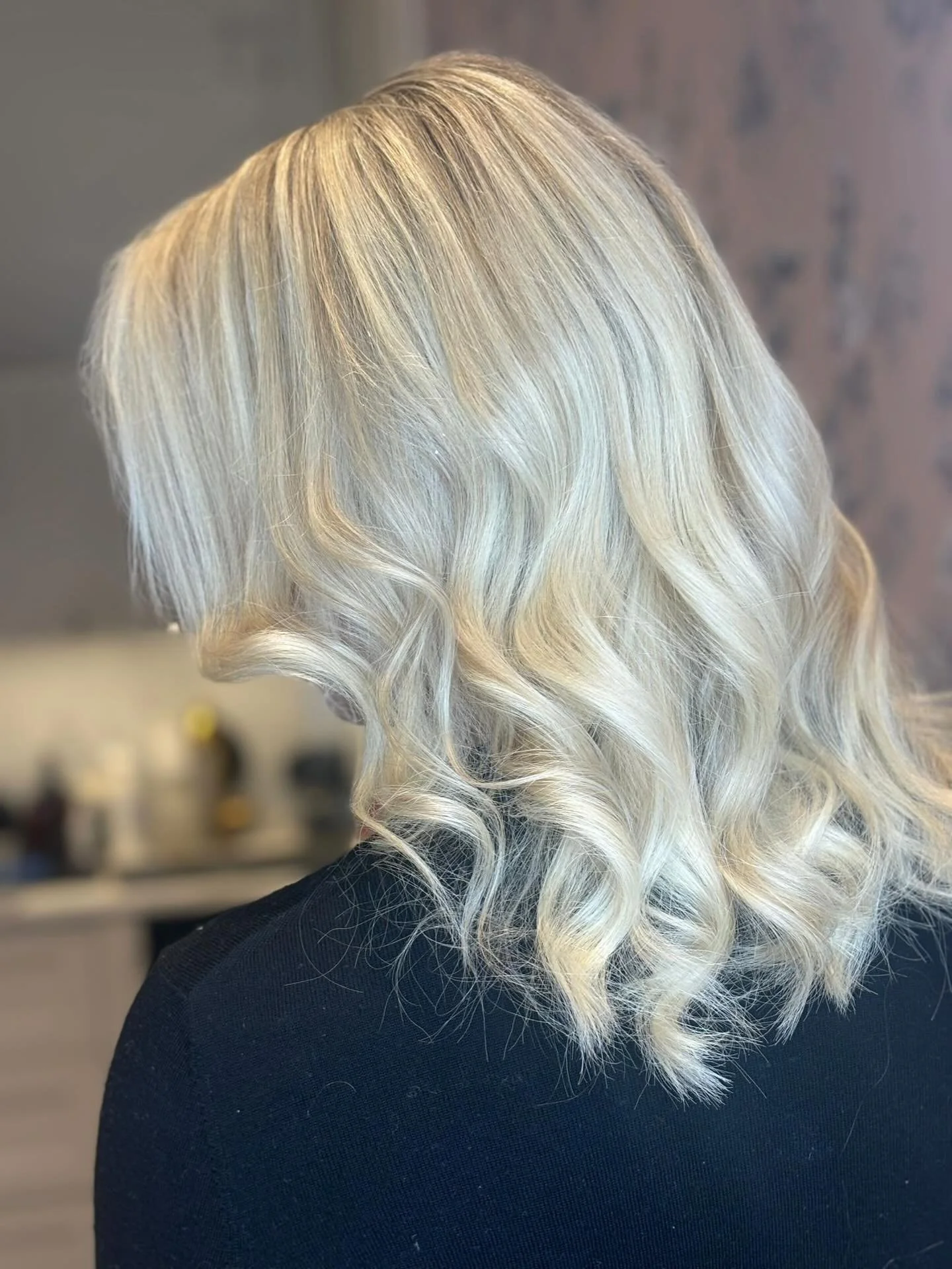 Sweet like vanilla🍦
Ihanat vaaleat raidat vaniljan s&auml;vyss&auml;✨

💇&zwj;♀️:Linda

#vainparastahiuksillesi #kampaamoespoo #vaaleatraidat #vanillablonde #kampaajatapiola