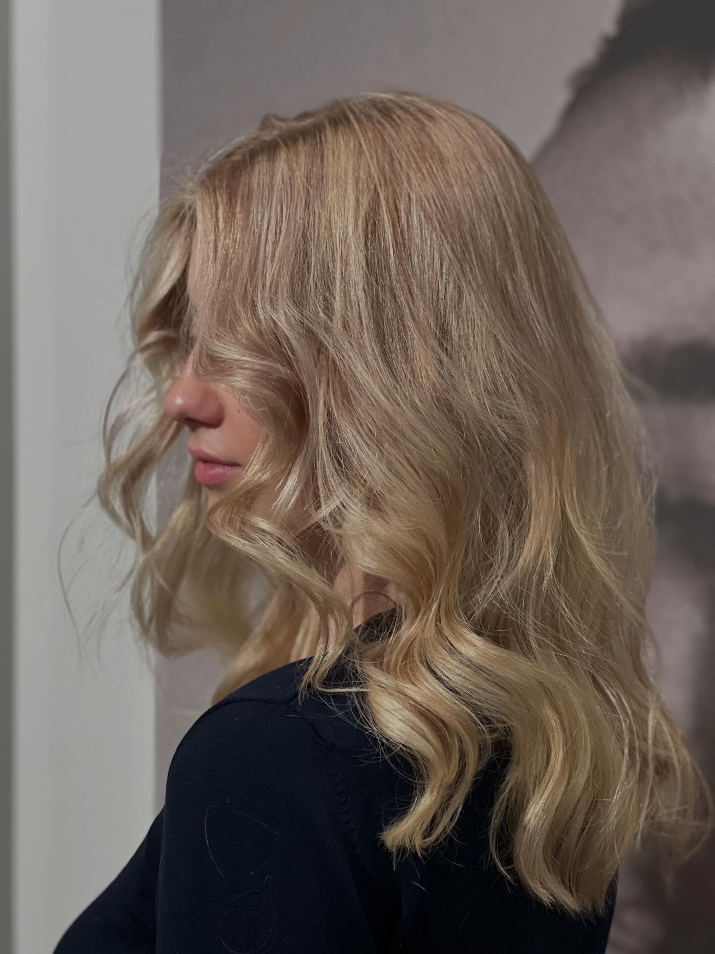 Kev&auml;t on vihdoin t&auml;&auml;ll&auml; ja pipot l&auml;htee p&auml;&auml;st&auml;😍 uusi v&auml;ri ja hiustenleikkaus pirist&auml;&auml; kivasti ilmett&auml; ja oloa pitk&auml;t talven j&auml;lkeen☀️ 
T&auml;ss&auml; kuvassa Sallan tekem&auml;t 