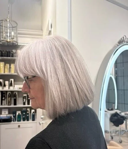 Harmaan h&auml;ivytyst&auml; vaaleilla raidoilla ja s&auml;vytyksell&auml;. Hyv&auml; hiustenleikkaus kruunaa v&auml;rin.

💇&zwj;♀️: Satu
#vainparastahiuksillesi #vaaleathiukset #kampaajaespoo #harmaidenh&auml;ivytys #kampaamotapiola