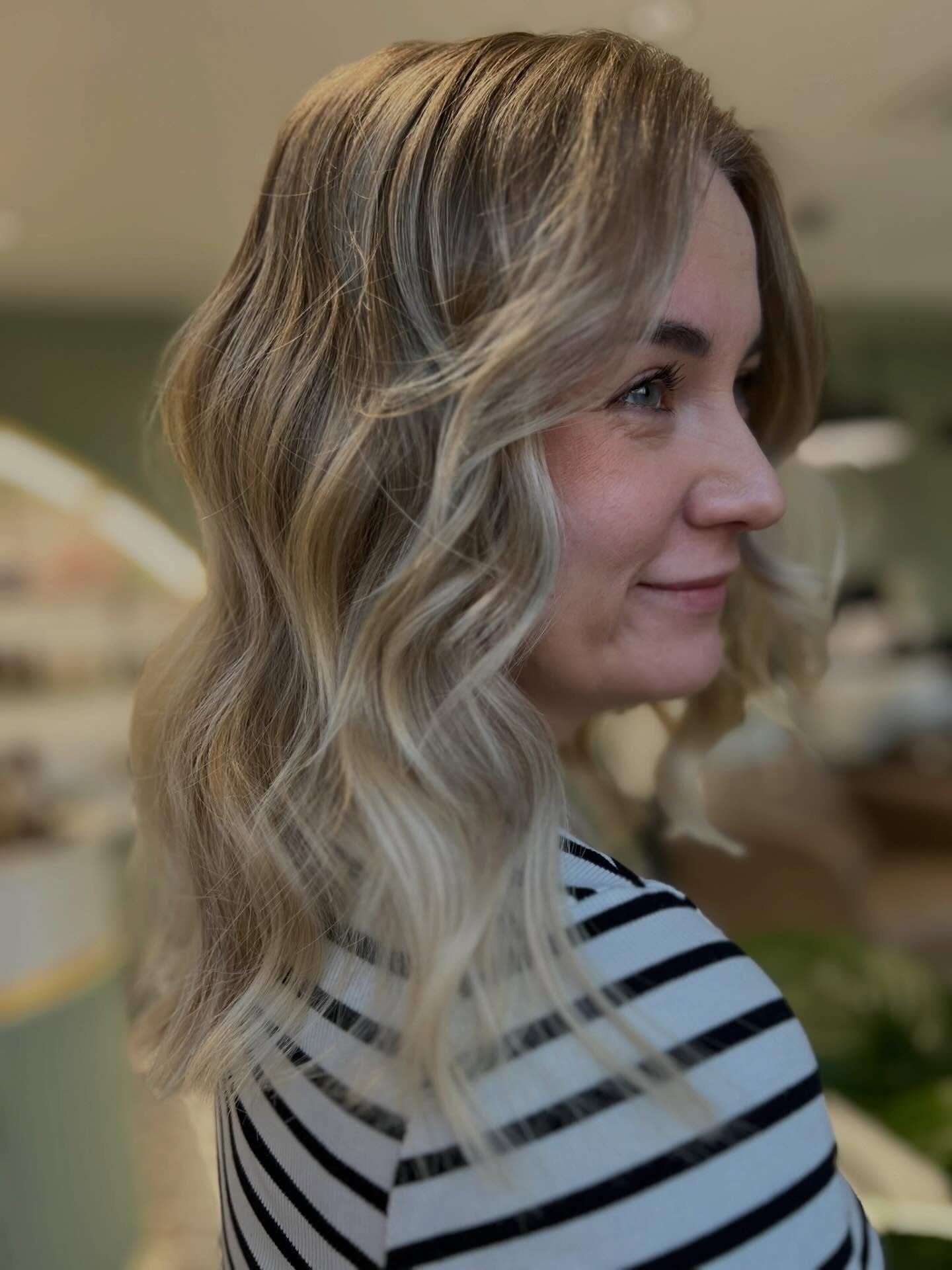 Sallan tekem&auml; luonnollinen ja raikas raidoitus 🤍

#kampaamopunavuori #raidat #airtouch #vainparastahiuksillesi #airtouchbalayage