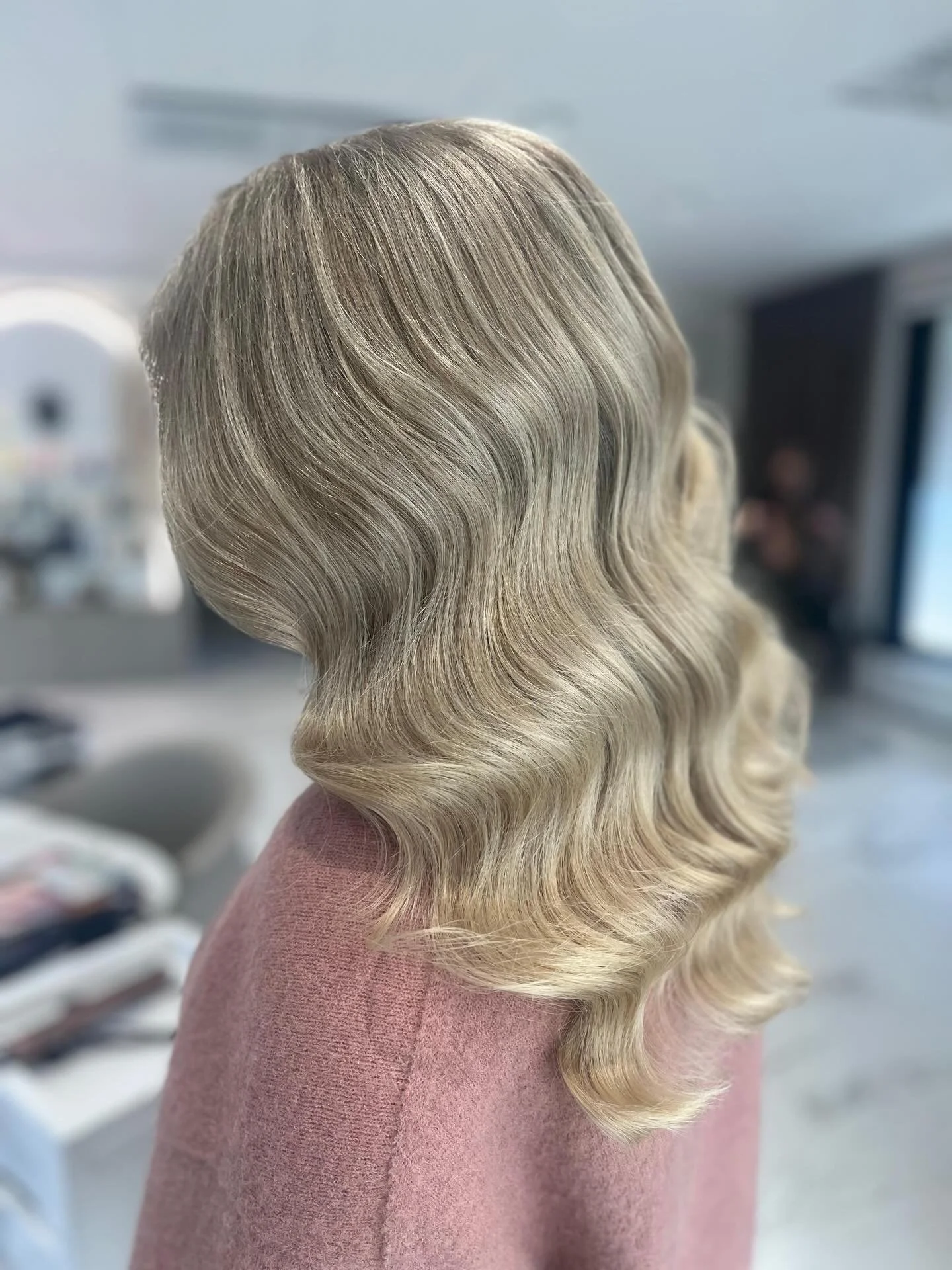 Klassinen ja kaunis vaalea 🌸💗
Raidat tehnyt Veera

#kampaamolauttasaari #kampaamohelsinki #vainparastahiuksillesi #raidat #silkliftgoldwell 

@drumsolauttasaari